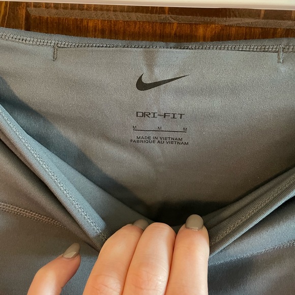 SOLD- NWOT Nike dri-fit cropped leggings - Picture 4 of 5